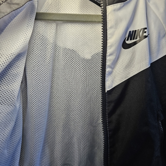 Nike 3T kids unisex black, white, and grey rain jacket with zipper pockets - Picture 5 of 8